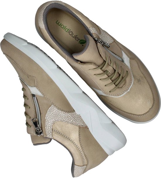 Twee beige leren sneakers met veters, ritsen en witte zolen.