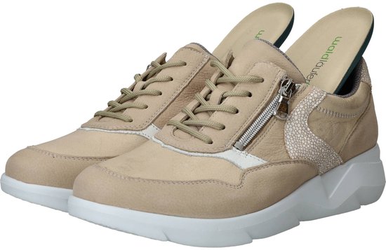 Beige leren sneakers met veters, een rits en witte accenten.