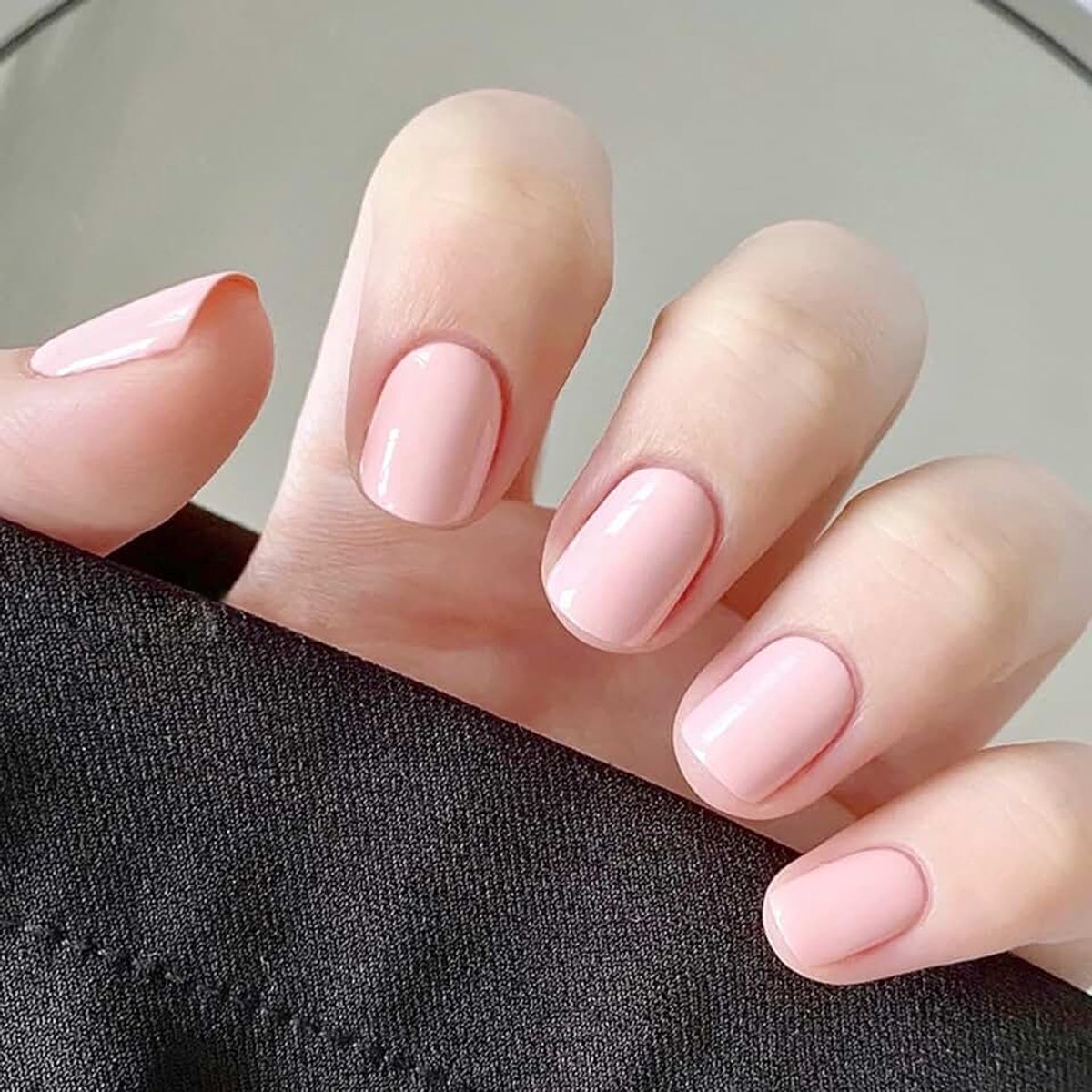 24 stuks Press-on nagels, kort, vierkant, lichtroze Franse nepnagels, handgemaakte acryl volledige dekking valse nagel met lijmstickers, natuurlijke herbruikbare opplaknagels voor vrouwen