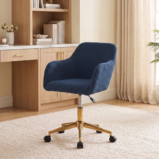 Fauteuil de bureau en polaire bleu foncé avec des roues et pieds dorés, dans un bureau.