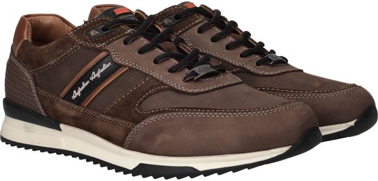 Paar bruine leren en suède sneakers met 'Australian Australian' logo op de zijkant.
