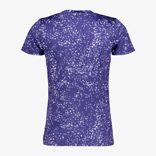 Paars T-shirt met all-over spetternprint in wit en lichtpaars, gedragen.