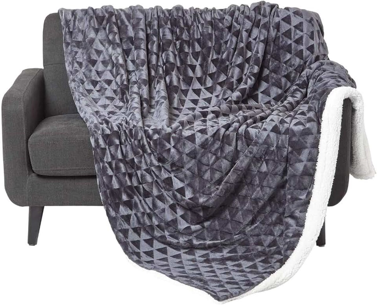 Donzige zachte deken/plaid/fleece in donkergrijs - 130 x 160 cm - gemaakt van 100% polyester, geometrisch ontwerp, driehoeken, schapenvacht-look