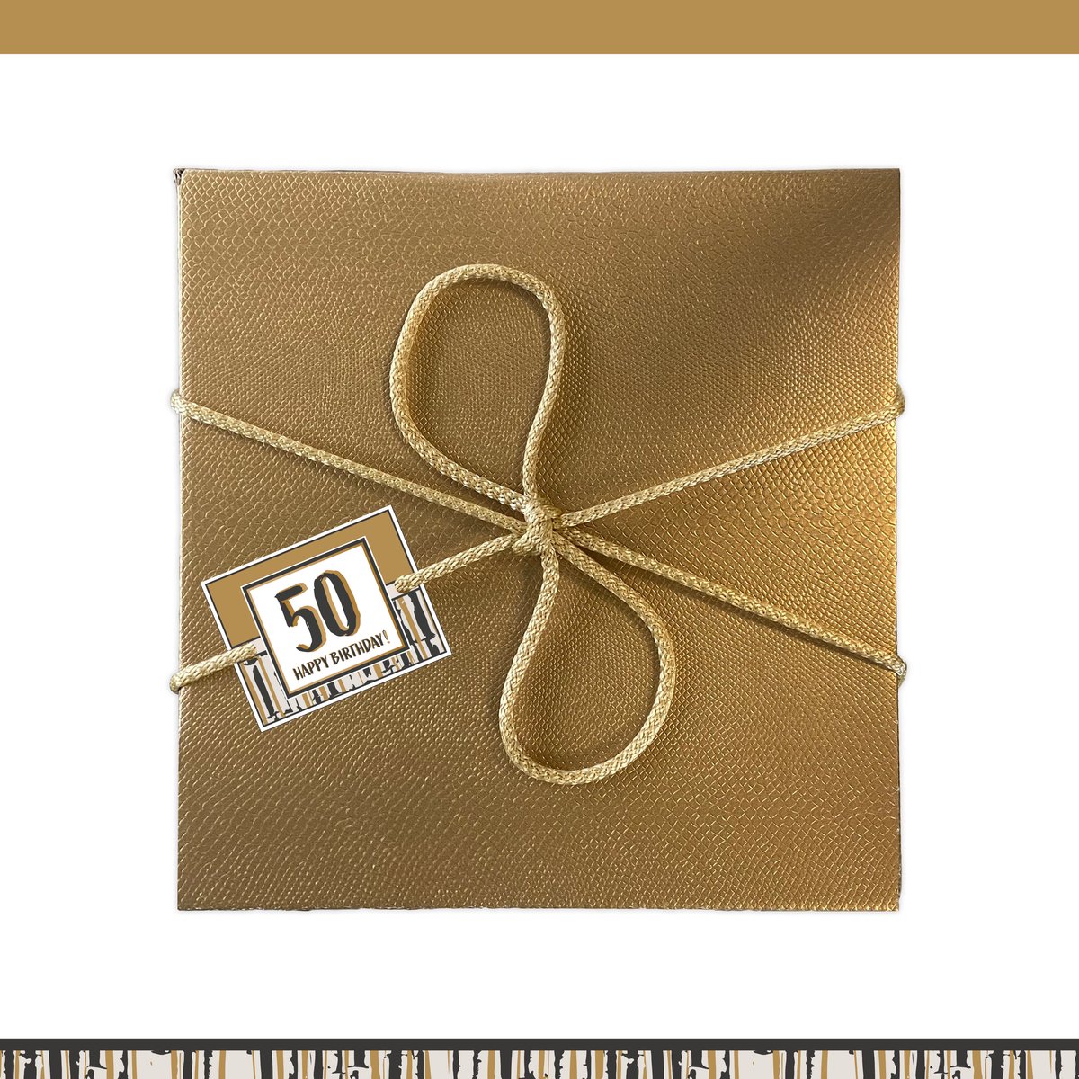 Geschenkset “50 Happy Birthday!” - 7 producten - 1390 gram | Giftset voor hem Vader Papa Vijftig jaar Cadeau Luxe Wellness Pakket Man Speciaal Cadeaupakket Doos Handdoeken Fleecedeken Geschenk Cadeaudoos Verjaardag Vriend Gift Set Douche Zwart Goud