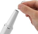 Hand die een metalen opzetstuk van een witte ultrasone tandsteenverwijderaar bevestigt.