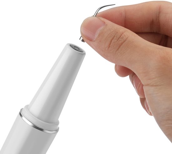Hand die een metalen opzetstuk van een witte ultrasone tandsteenverwijderaar bevestigt.