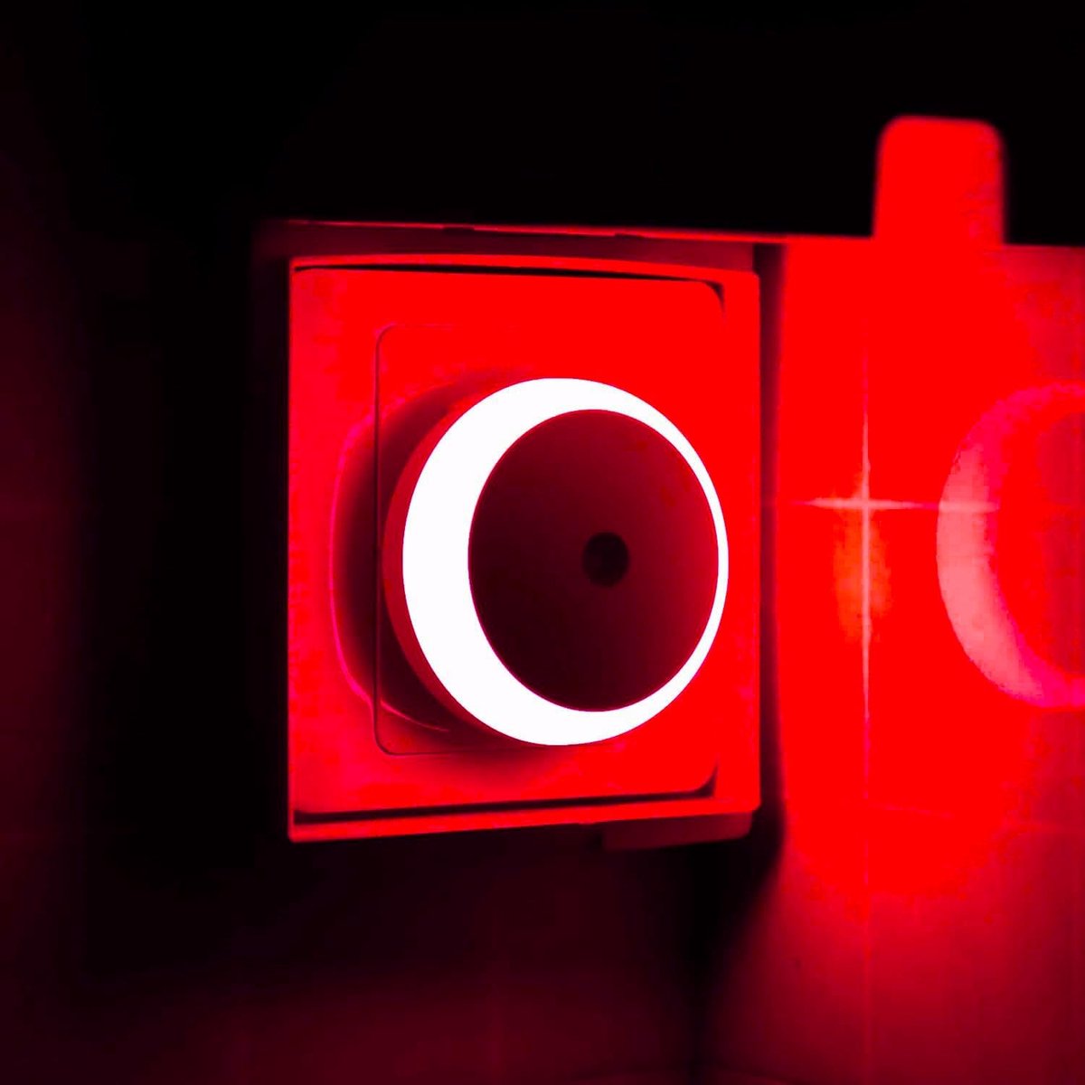 Ryoudavell - Rood LED Nachtlampje - 3stucks - Stekkerlampje met Lichtsensor - Automatisch Aan/Uit van Schemering tot Dageraad - Voor Babykamer, Slaapkamer, Hal, Trap & Keuken