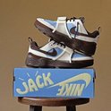 Lichtblauwe, beige en bruine sneakers op een blauwe doos met 'JACK' en Nike logo.
