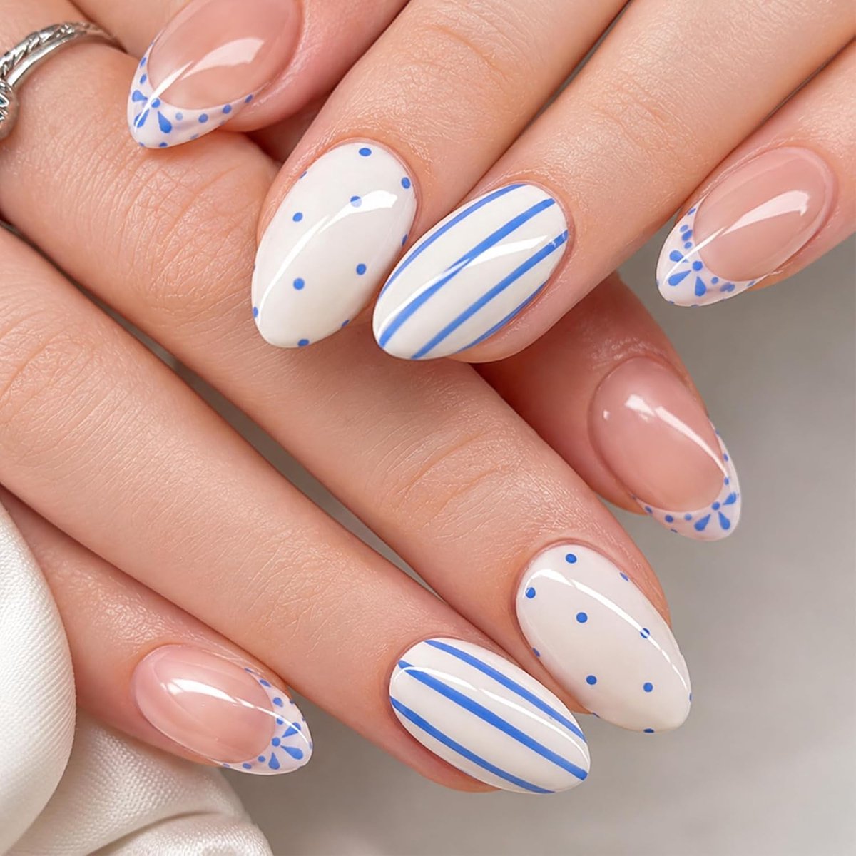 Press On Nails Almond Kort - Nude Blauw - Franse Design - Perfect voor dagelijks gebruik - ShopVlot