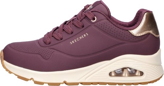 Zijaanzicht van een paarse Skechers sneaker met veters, gouden hieldetail en een witte, beige en bruine zool.