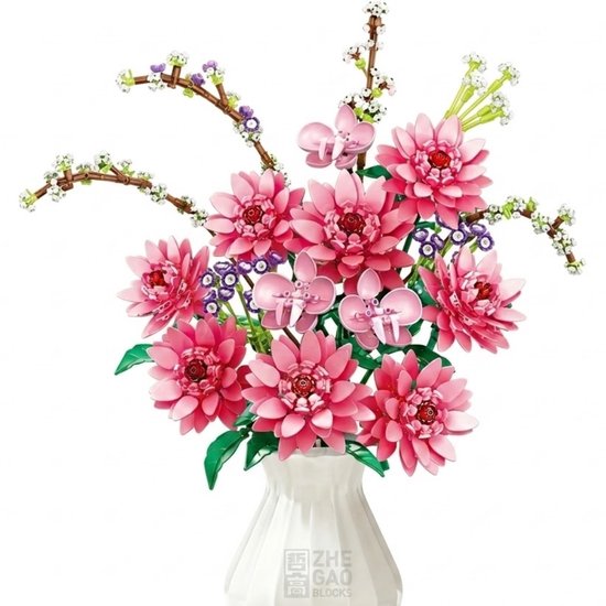 Een wit vaasje gevuld met een boeket roze, paarse en witte bouwblok bloemen.
