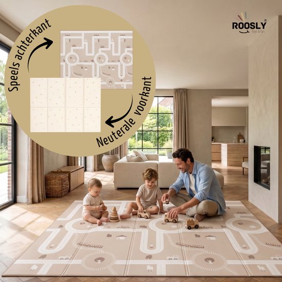 Dubbelzijdige beige speelmat. Neutrale zijde en zijde met wegenpatroon en voertuigen. Een gezin met kinderen speelt erop in een woonkamer.