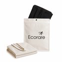 Een opgevouwen zwarte canvas shopper en een opgevouwen linnen shopper naast een Ecorare verpakking.