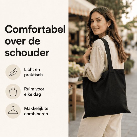 Een zwarte canvas tas over de schouder gedragen door een vrouw, met tekst die wijst op comfort, lichtheid en een grote inhoud.