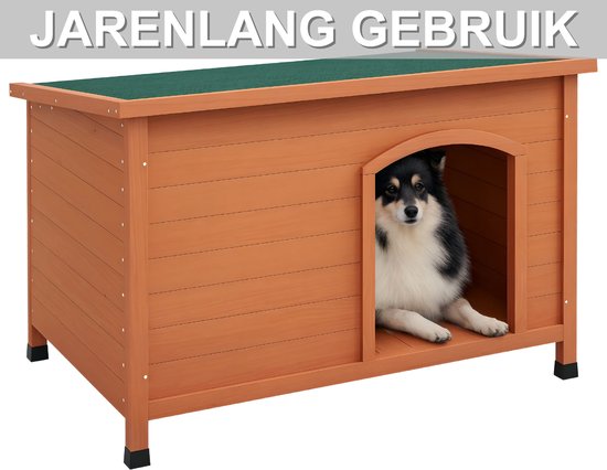 Hondenhok van hout met groen dak, met een zwart-witte hond erin.