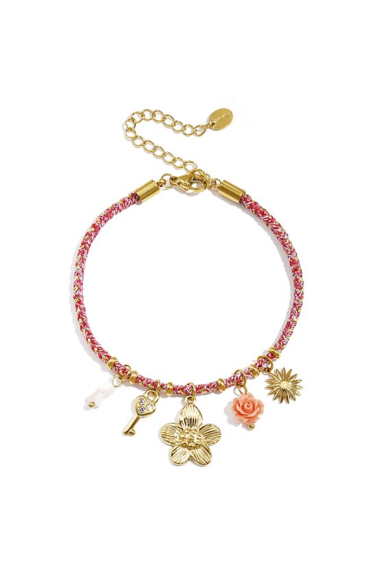 Gouden schakelarmband met rode en roze koord, versierd met bloem-, sleutel- en zonhangers.