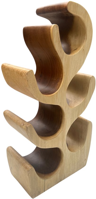 Houten wijnrek met een organische, golvende vorm. Het rek is gemaakt van twee contrasterende houtsoorten: een lichte en een donkere tint. Er is een logo zichtbaar op de basis.
