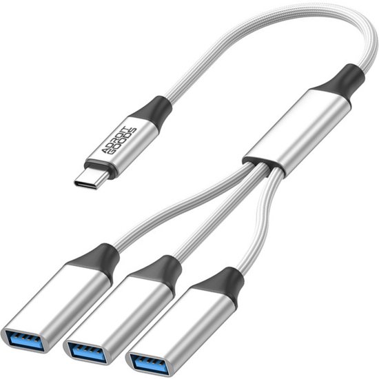 Zilverkleurige USB-C naar 3x USB-A splitterkabel met 'ADROIT GOODS' logo.