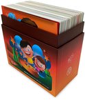 Een open, bruine doos met een kleurrijke illustratie van twee lachende kinderen en sterren. Binnenin liggen kaarten.