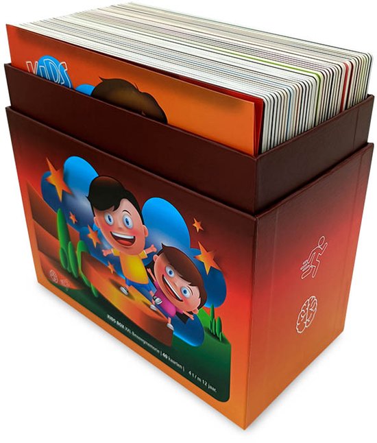 Een open, bruine doos met een kleurrijke illustratie van twee lachende kinderen en sterren. Binnenin liggen kaarten.