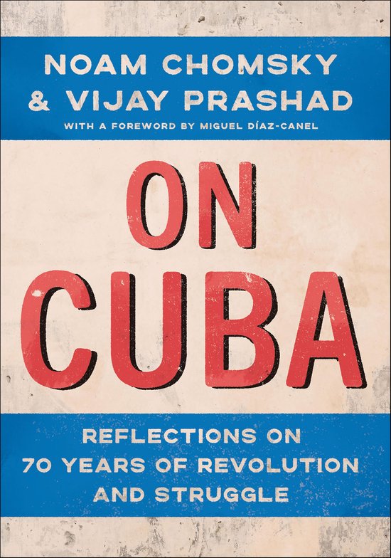 Boekhoes met de titel "ON CUBA" door Noam Chomsky & Vijay Prashad, reflecties op 70 jaar revolutie en strijd.