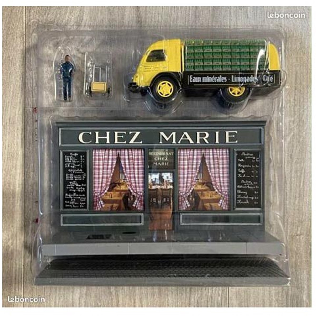 Modelauto Renault Galion diorama restaurant Chez Marie - Schaal 1:43