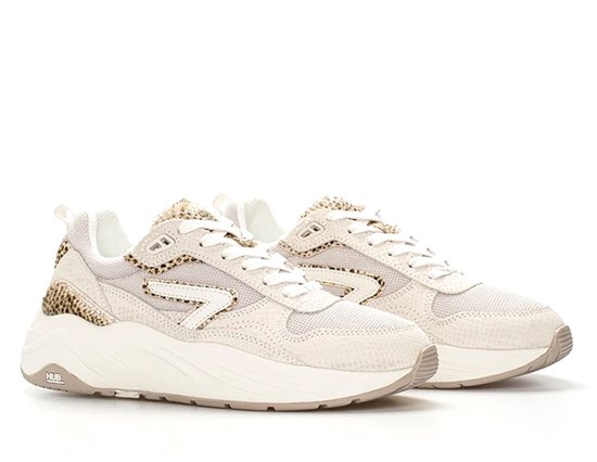 Paar licht beige sneakers met luipaardprint accenten en wit logo.