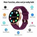 Paarse smartwatch met rosegouden kast, getoond met diverse app-iconen en functies op het scherm.