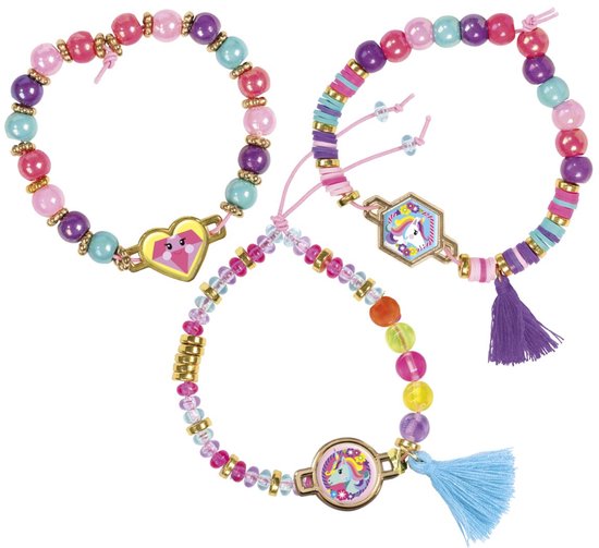 Drie armbandjes gemaakt van gekleurde kralen, met tassels en gouden bedeltjes met eenhoorns en een hartje.