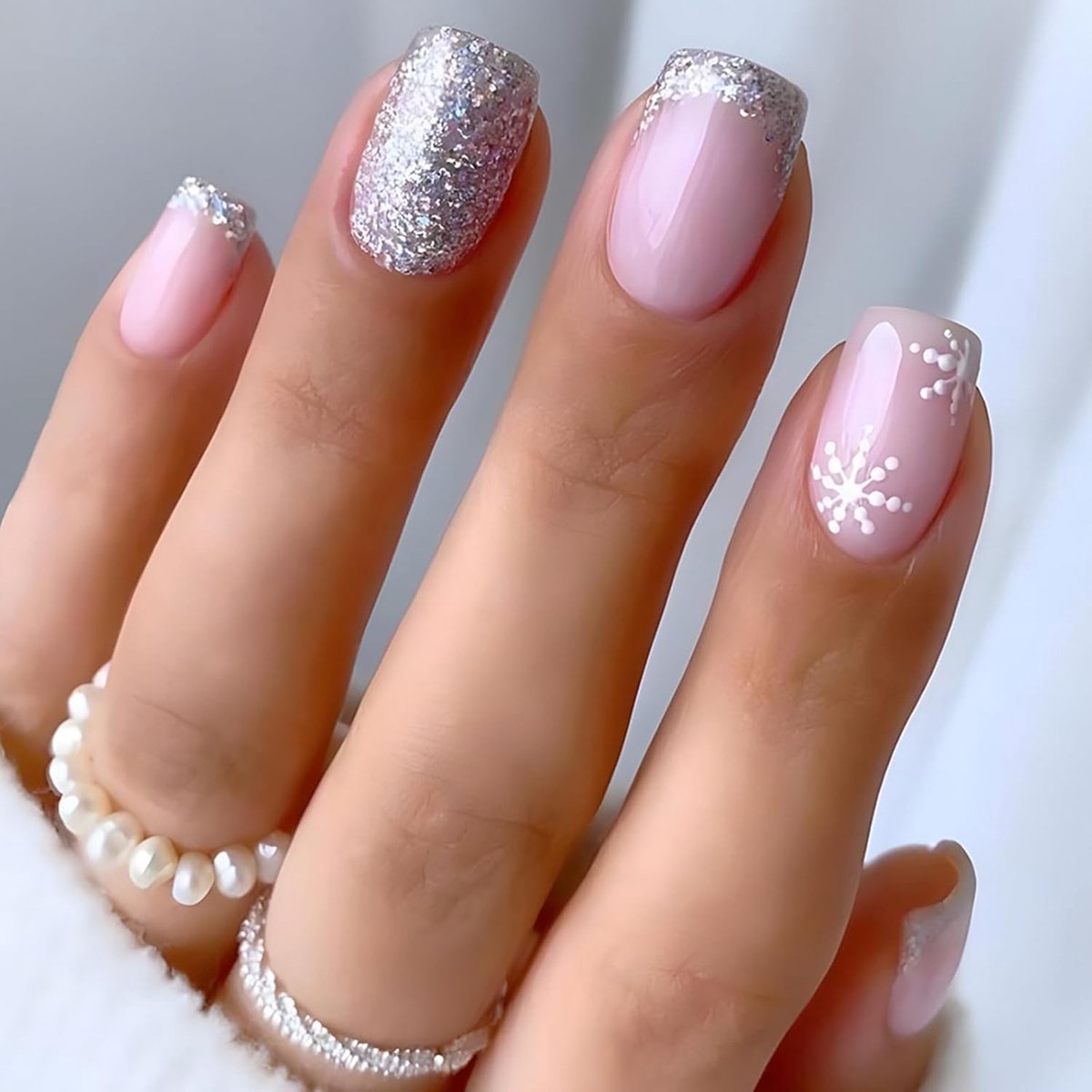 SnelShoppen - 24 Stuks Kerst Persoonlijke Nagels, Korte Vierkante Fake Nails, Franse Roze Valse Nagels met Sneeuwvlokken, Elegante Zilveren Glitters,