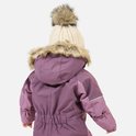 Achterzijde van een paars baby-winteroverall met een crèmegekleurde muts met pompon en imitatiebont op de capuchon.