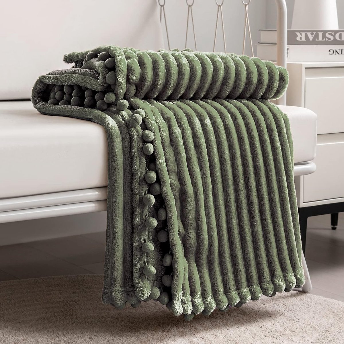SnelShoppen - Fleece Dekentje 51 x 63 cm - Olijfgroen Fluffy Warm Cosy - Pompom en Stripe Design - Zachte Flanel Throw voor Sofa, Bed, Couch, Perfect