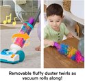 Kindje speelt met Fisher-Price 2-in-1 Stofzuiger met Regenboog Stoffer. De stoffer draait rond terwijl de stofzuiger rijdt.