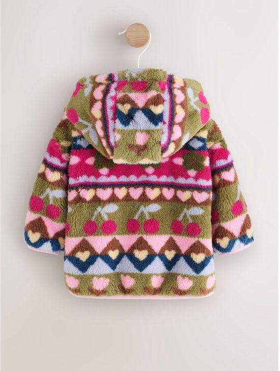 Achterzijde van babyjasje met rits, fleece materiaal met kleurrijk patroon van kersen, harten en driehoeken.