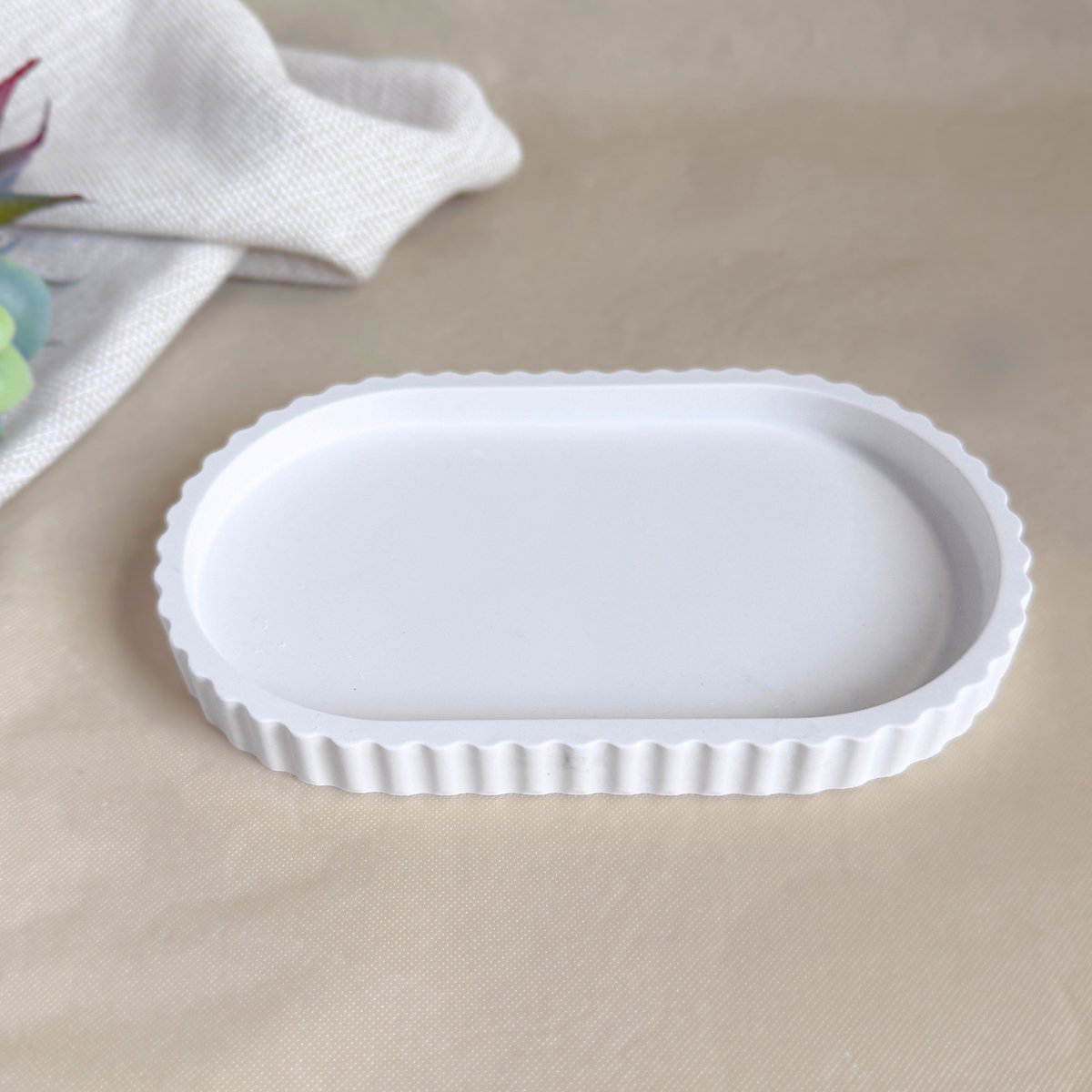Handgemaakte ovale tray van porseleingips - Wit - Decoratieve schaal voor sieraden, kaarsen en accessoires - 16,5 x 10 cm