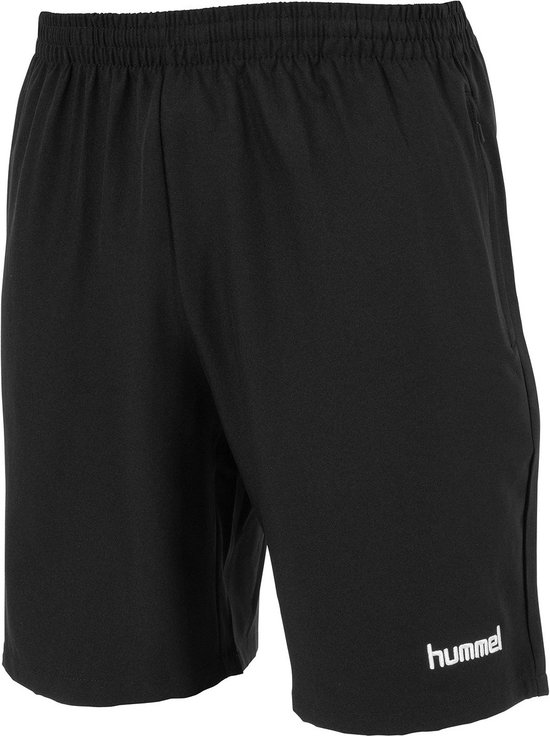 Voorkant van een zwarte korte broek met 'hummel' logo op de linker pijp.