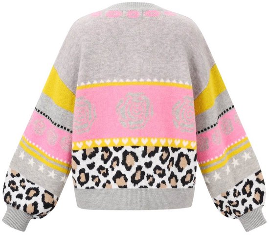 Achterkant grijs vest met roze, gele en zwarte strepen, luipaardprint en bloemenpatronen.