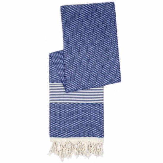 Donkerblauwe hamamdoek met een wit patroon, witte strepen en franjes aan de onderkant.