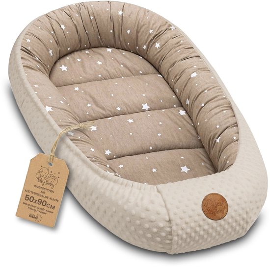 Beige babynestje met witte sterren, 50x90cm. Met klittenbandsluiting.