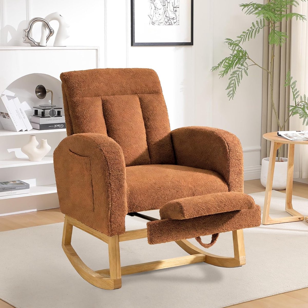 Schommelstoel - Comfortabele gestoffeerde accentfauteuil voor de woonkamer - Loungestoel met hoge rugleuning - Verstelbare voetsteun - Zacht kussen - Zijvak - Stevig houten frame - Bruin
