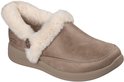 Taupe suède slipper met crème imitatiebont voering en knoopdetail.