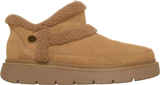 Vue latérale d'une chaussure d'intérieur marron en daim avec décoration en shearling et semelle épaisse.