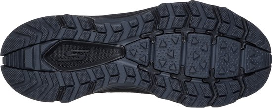 Zool van zwarte wandelschoen met grof profiel en Skechers S-logo.