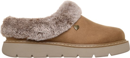 Zijaanzicht van bruine slipper met bruine nepbont voering en dikke zool.