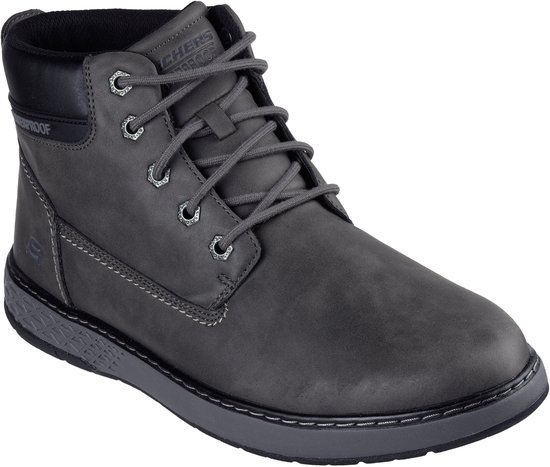 Donkergrijze veterschoen met veters, veters, metalen oogjes en een 'WATERPROOF'-patch.