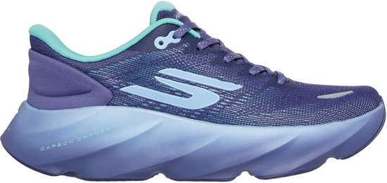 Chaussure de sport violette avec semelle et accents bleu clair. Texte "CARBON INFUSED" sur le bord de la semelle.