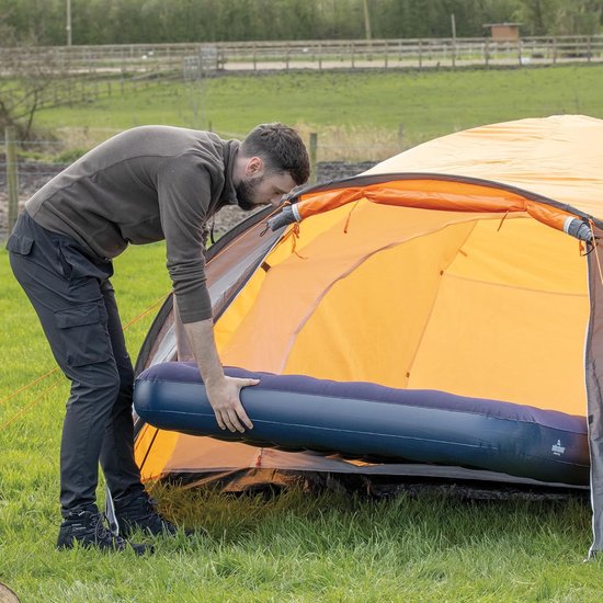 Twee personen gestructureerd luchtbed - opblazen leeglopen - kamperen festivals van Merkloos — afbeelding 4