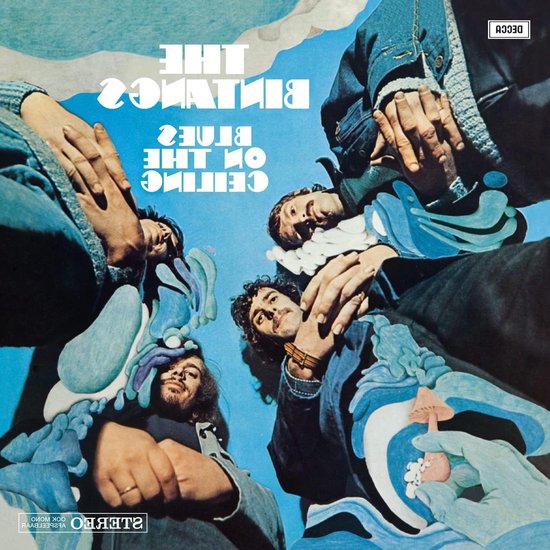 Albumhoes van The Bluesbreakers on the road met een laag camerastandpunt, vier mannen in blauwe kleding, zittend of liggend, omringd door abstracte blauwe vormen.