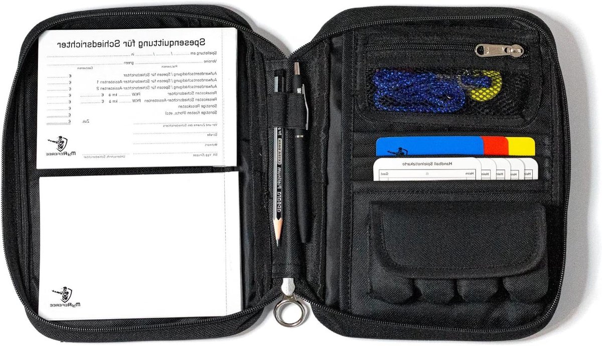 Professionele scheidsrechter set met kaarten en pennen