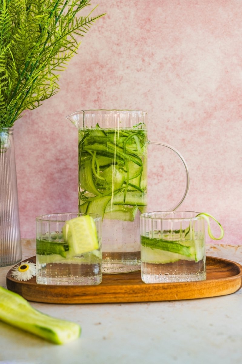 MPLCo - 5-Delige - Karaf Set - Waterkaraf zonder Deksel met 4 Glazen - Geribbeld Glas - Hittebestendig - Luxe Schenkset voor Water, Sap, IJsthee & Limonade - Borosilicaat Glas - 1.2 Liters - Transparant — cadeau in Koken & Dineren - foto 2